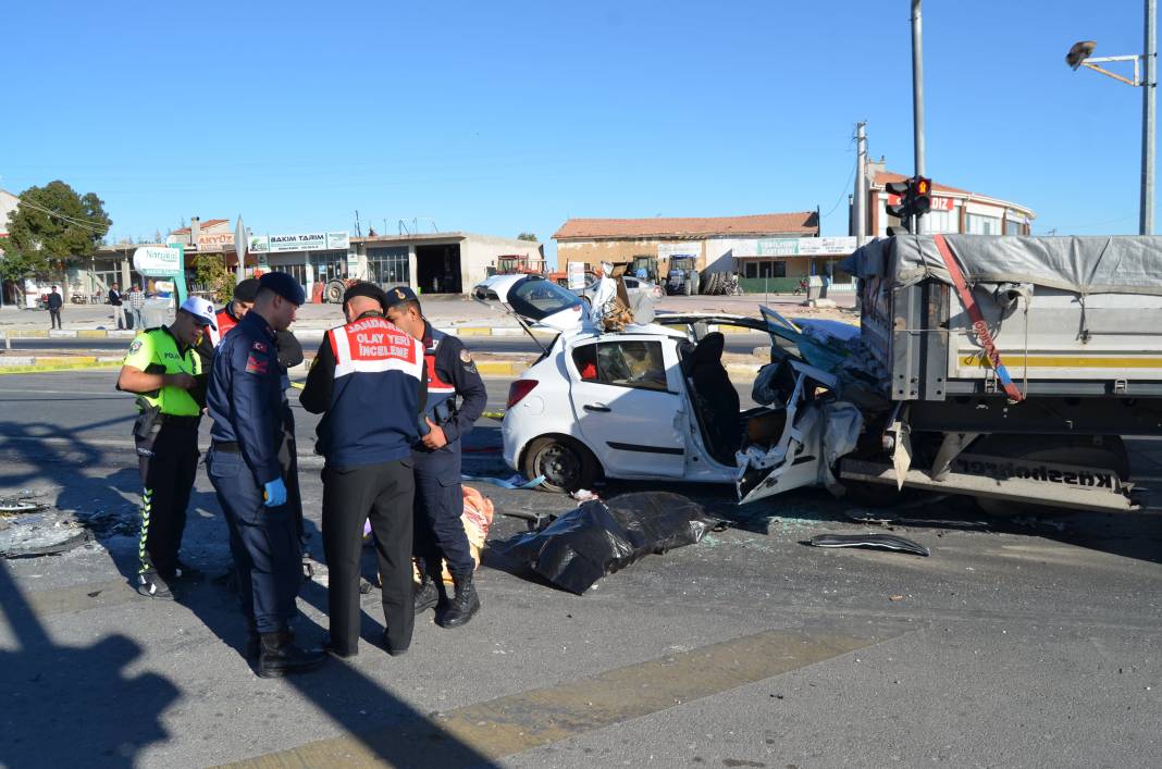 Konya yolunda TIR’a çarpan otomobilde acı son! Anne öldü, oğlu yaralı 1